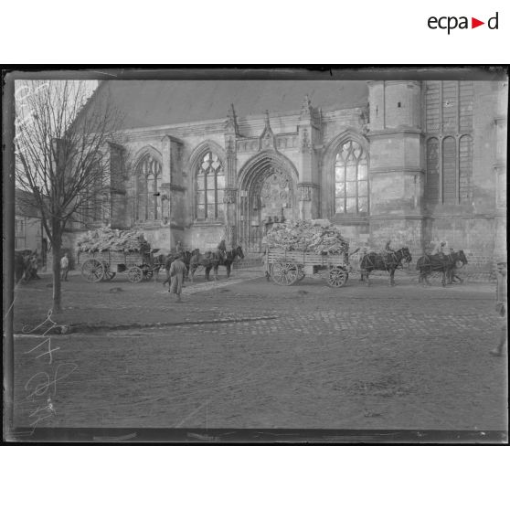 Harbonnières, deux chariots chargés de peaux de moutons destinées aux soldats pour l'hiver. [légende d'origine]