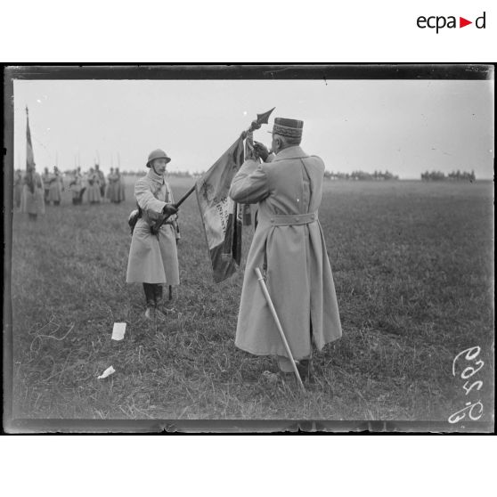 Saint-Martin-aux-Bois, Somme, le général Anthoine décore le drapeau du 2e régiment d'infanterie. [légende d'origine]