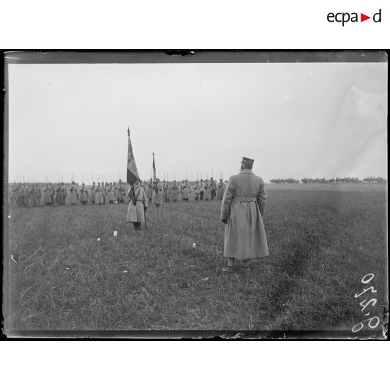 Saint-Martin-aux-Bois, Somme, le général Anthoine décore le drapeau du 2e régiment d'infanterie. [légende d'origine]