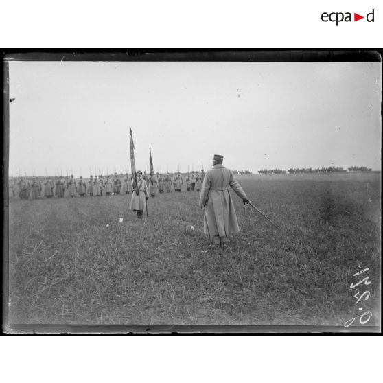 Saint-Martin-aux-Bois, Somme, le général Anthoine décore le drapeau du 2e régiment d'infanterie. [légende d'origine]