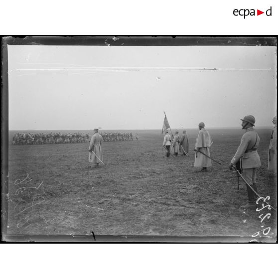 Saint-Martin-aux-Bois, Somme, régiments du 10e Corps. Les troupes défilent devant le général Anthoine. [légende d'origine]