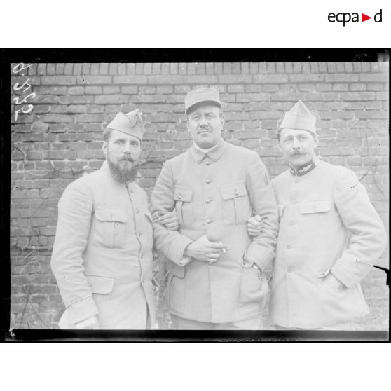 Moreuil, Somme, le sous-lieutenant chef du service automobile de la 10e Armée, ancien champion du monde de lancement de disque et ses deux adjoints. [légende d'origine]