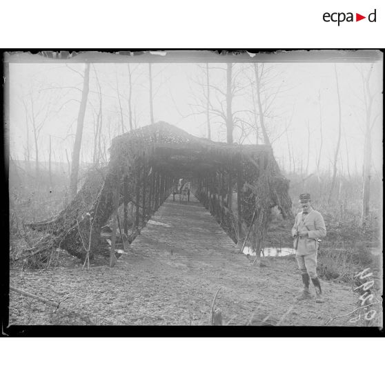 L' Echelle Saint-Aurin, près du moulin, pont camouflé. [légende d'origine]