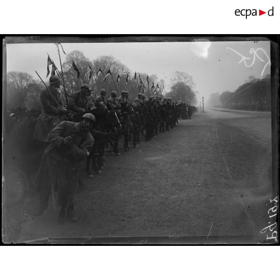 Paris. Visite du roi et de la reine des Belges. Les soldats faisant la haie avenue des Champs-Elysées. [légende d'origine]