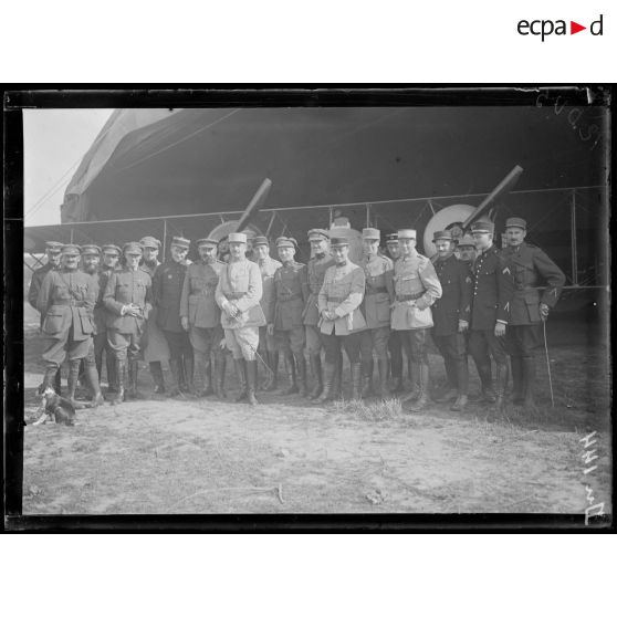 Houthem, Belgique, camp d'aviateurs franco-belges. Groupe des aviateurs, visite du colonel chef de la mission française. [légende d'origine]