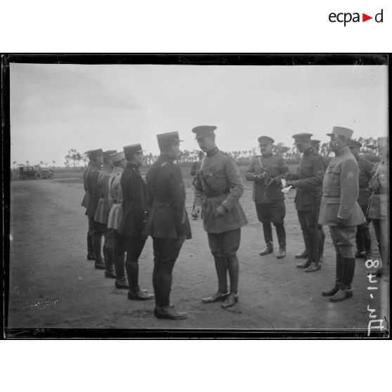 Houthem, Belgique, remise de décorations par le roi des Belges aux aviateurs de l'escadrille C74 franco-belge. [légende d'origine]