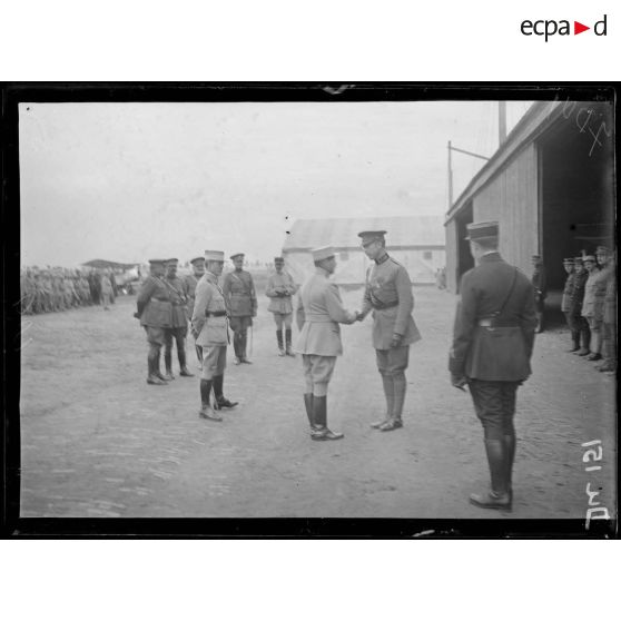 Houthem, Belgique, remise de décorations par le roi des Belges aux aviateurs de l'escadrille C74 franco-belge. [légende d'origine]