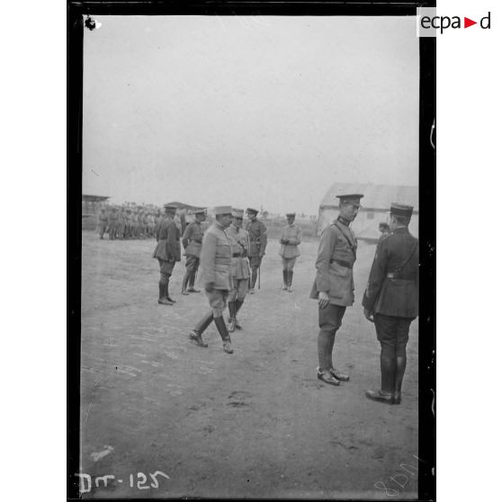 Houthem, Belgique, remise de décorations par le roi des Belges aux aviateurs de l'escadrille C74 franco-belge. [légende d'origine]