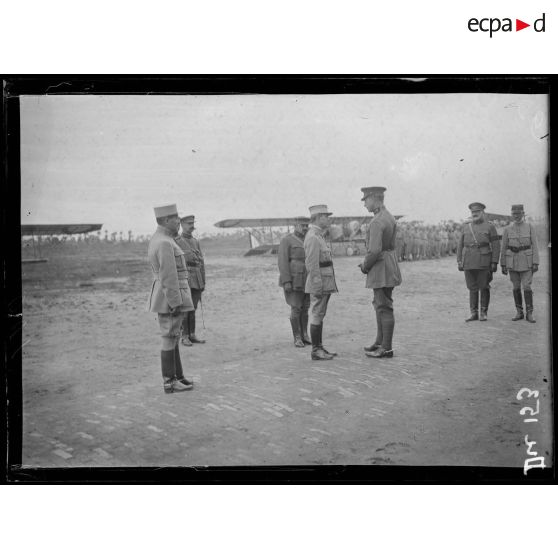 Houthem, Belgique, remise de décorations par le roi des Belges aux aviateurs de l'escadrille C74 franco-belge. [légende d'origine]