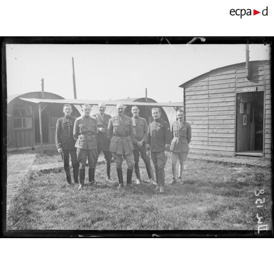 Wulverghem, Belgique, mission anglaise. Officiers de la mission française en visite à la mission anglaise. [légende d'origine]