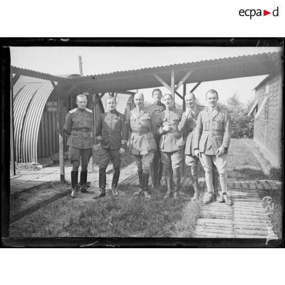 Wulverghem, Belgique, mission anglaise. Officiers de la mission française en visite à la mission anglaise. [légende d'origine]