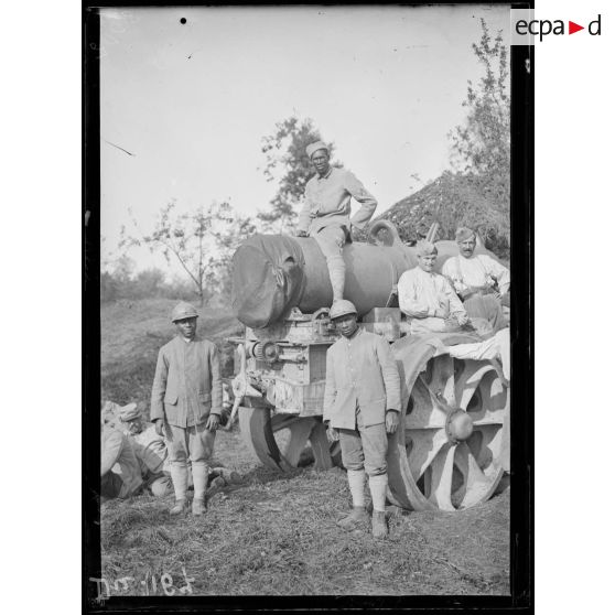 Près de Lampernisse, Belgique, batterie d'artillerie lourde. La pièce et ses servants. [légende d'origine]