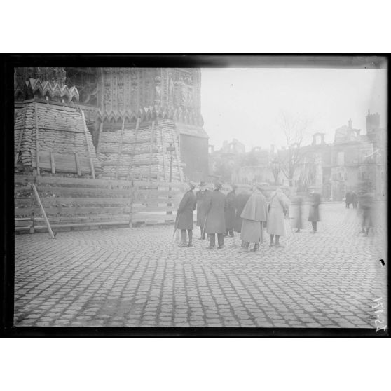 Reims, ruines. La mission suisse sur la place de la cathédrale. [légende d'origine]