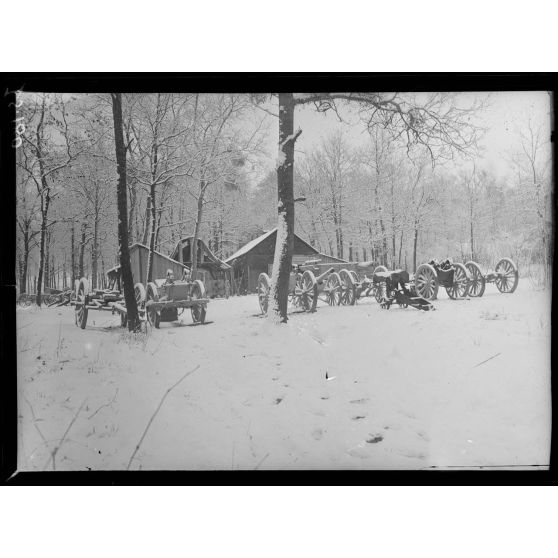 Champagne, centre d'artillerie lourde de la Ve armée. Canons dans la neige. [légende d'origine]