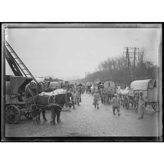 Champagne, centre d'artillerie lourde de la Ve armée. Sur la route. [légende d'origine]