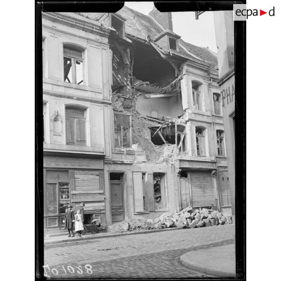 Béthune, rue Sadi-Carnot (effet d'une bombe). [légende d'origine]