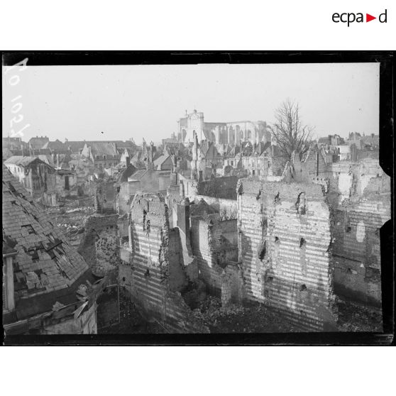 Arras, vue générale prise du toit du Palais de Justice. [légende d'origine]