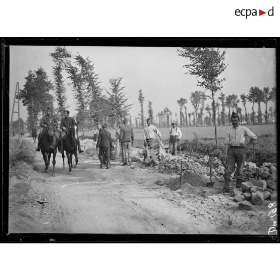 Belgique, soldats belges effectuant des travaux de réfection des routes. [légende d'origine]