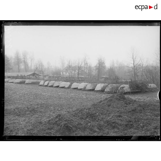 Le Hamel, près du Moulin, parc d'un équipage de pont. Les bateaux camouflés dans des branchages. [légende d'origine]