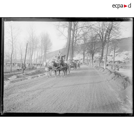 Près de la Fontaine-lès-Cappy, convoi sur la route. [légende d'origine]