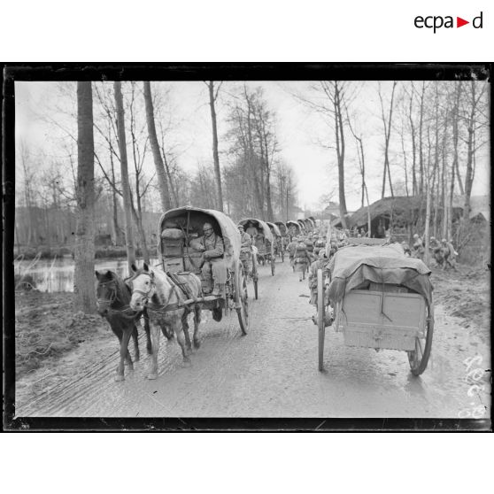 La Neuville-Sire-Bernard, sur la route, troupes gagnant les tranchées et voitures pris en descendant. [légende d'origine]