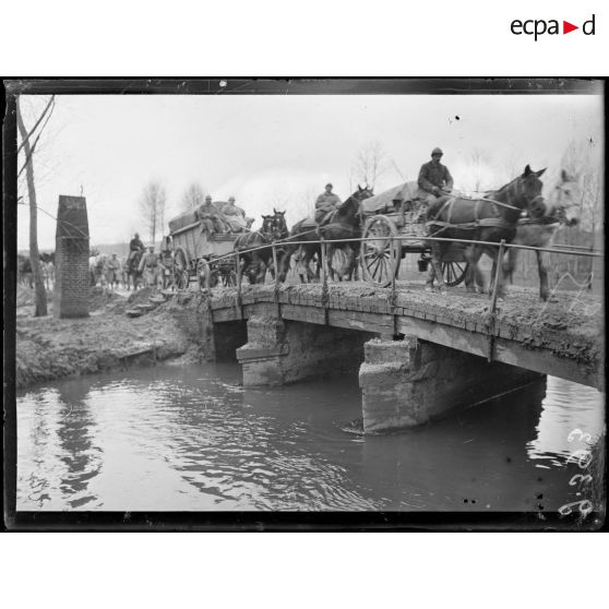 La Neuville-Sire-Bernard, le pont, passage de voitures régimentaires. [légende d'origine]