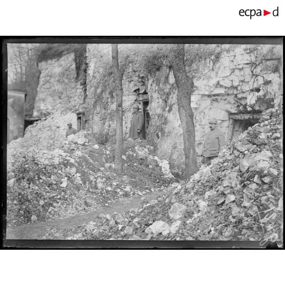 Guerbigny, entrée du cantonnement sous des grottes. [légende d'origine]