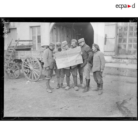 Braches, près de La Neuville-Sire-Bernard, au cantonnement d'arrière. La lecture du journal (le message du président Wilson). [légende d'origine]