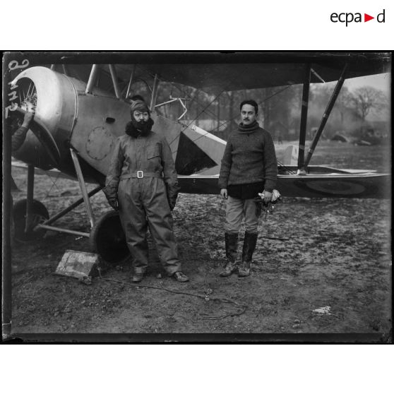 Cachy, Somme, le colonel Japonais Schïoden, photographié avant le départ en reconnaissance. [légende d'origine]