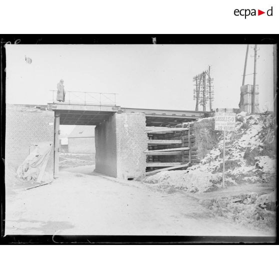 Villers-Bretonneux, pont de chemin de fer détruit et reconstruit par le génie. [légende d'origine]