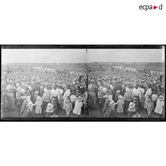 Camp de Lessay, Manche, fête sportive franco-polonaise. Après la fête, groupe de soldats et de spectateurs. [légende d'origine]