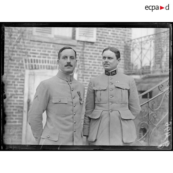 [Moreuil, Somme, portrait de deux officiers de l'état-major de la 10e armée].