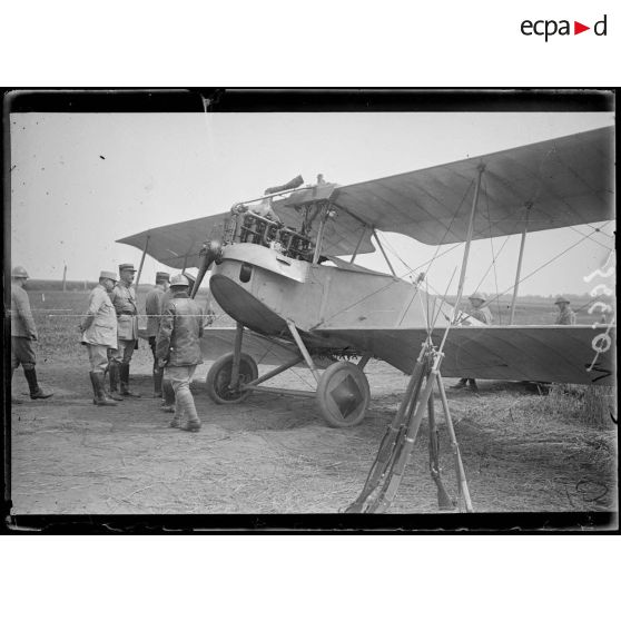 Cusenil. Aisne. Avion L.V.G. descendu par des 75. [légende d'origine]