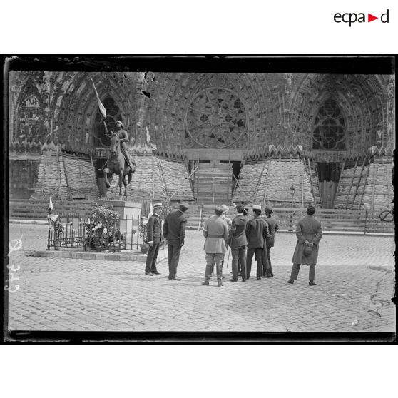 Reims. La mission roumaine devant la cathédrale. [légende d'origine]