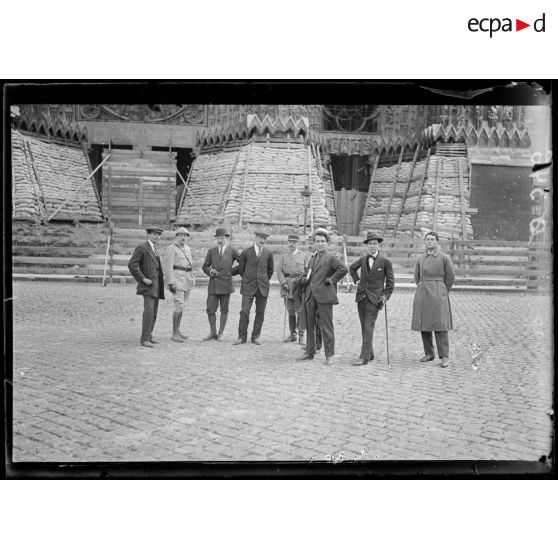 Reims. La mission roumaine devant la cathédrale. [légende d'origine]