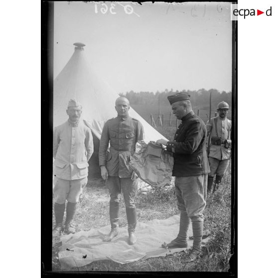 Camp d'Irval. Près Jonchery sur Vesle. Le Lieutenant aviateur de l'avion S.V.G. descendu près Cerseuil. [légende d'origine]