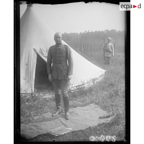 [Camp d'Irval. Près Jonchery sur Vesle. Le Lieutenant aviateur de l'avion S.V.G. descendu près Cerseuil.]