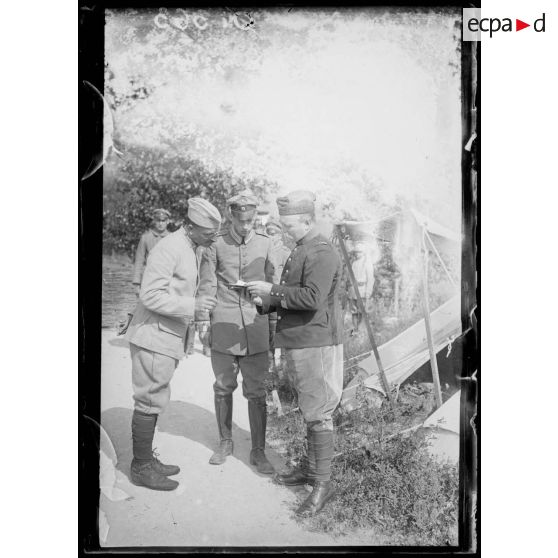 [Camp d'Irval. Près Jonchery sur Vesle. Le Lieutenant aviateur de l'avion S.V.G. descendu près Cerseuil s'entretient avec des autorités militaires.]