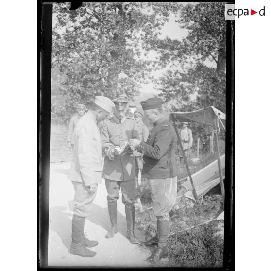 [Camp d'Irval. Près Jonchery sur Vesle. Le Lieutenant aviateur de l'avion S.V.G. descendu près Cerseuil s'entretient avec des autorités militaires.]