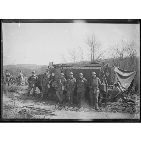 Maizy, Aisne, l'équipage du tank. [légende d'origine]