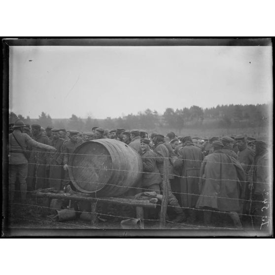 Irval, Marne, camp de prisonniers. Prisonniers prenant de l'eau. [légende d'origine]