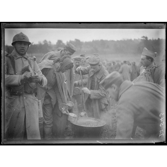 Irval, Marne, camp de prisonniers. Distribution de la soupe. [légende d'origine]