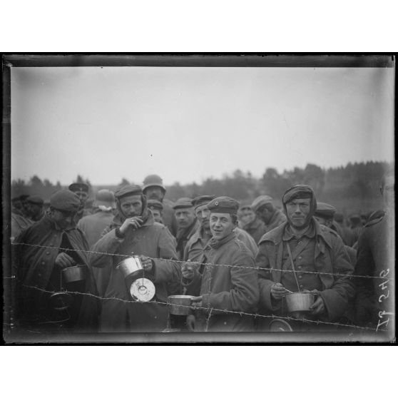 Irval, Marne, camp de prisonniers. Un jeune, heureux d'être prisonnier. [légende d'origine]