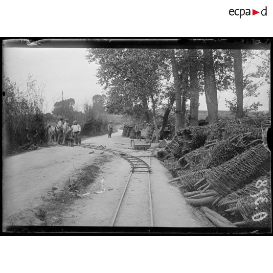 Sur la route allant du Moulin rouge à Ouches. Aisne. La voie Decauville en réparation. A droite poste de mitrailleuses. [légende d'origine]