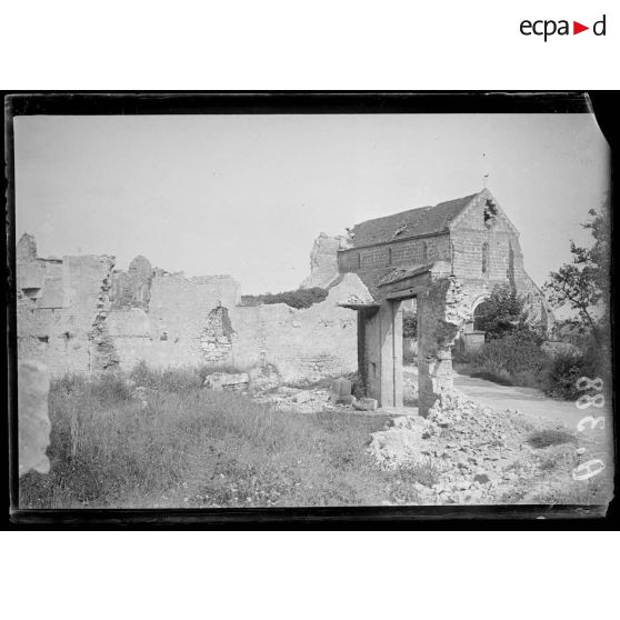 [Un coin du village de Vassogne en ruines.]