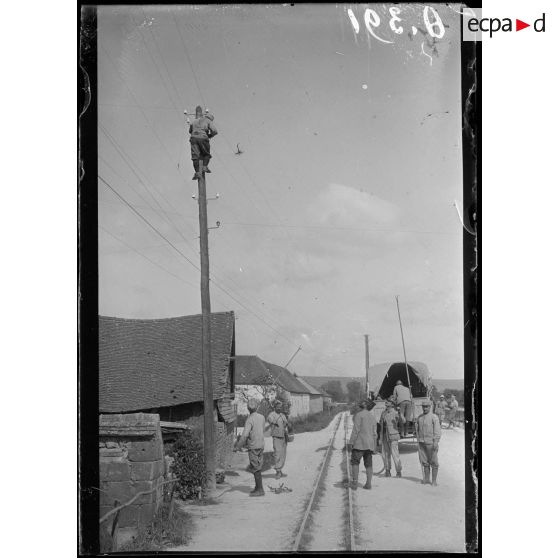 Maizy. Aisnes. Construction d'une ligne téléphonique par le Génie. [légende d'origine]