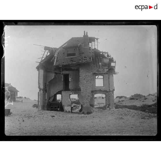 Nieuport-Bains (Belgique). Maison en ruines dans les dunes. [légende d'origine]