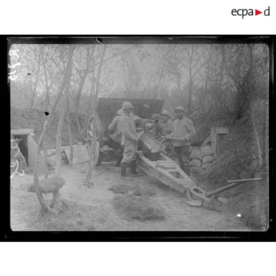 Région de Nieuport-Bains, lieu-dit le Bois Carré. Canon de 105 long. [légende d'origine]