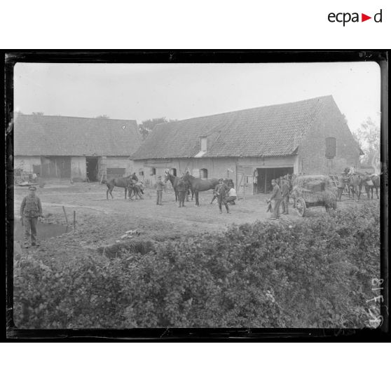 Près de Wulpen, sur la route de Nieuport à Furnes. Cavaliers belges cantonnés dans une ferme. [légende d'origine]