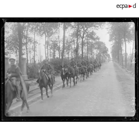 Près de Steenkerke. Cavaliers belges sur la route de Furnes à Ypres. [légende d'origine]